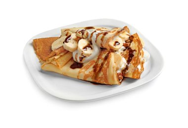 Çikolata şurubu, krema ve muz plaka beyaz arka plan üzerinde ince krep