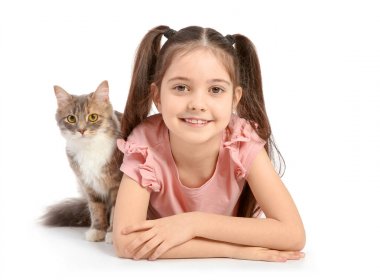 Sevimli küçük kız ile kedi beyaz arka plan üzerinde