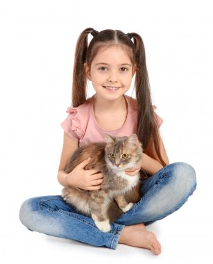 Sevimli küçük kız ile kedi beyaz arka plan üzerinde