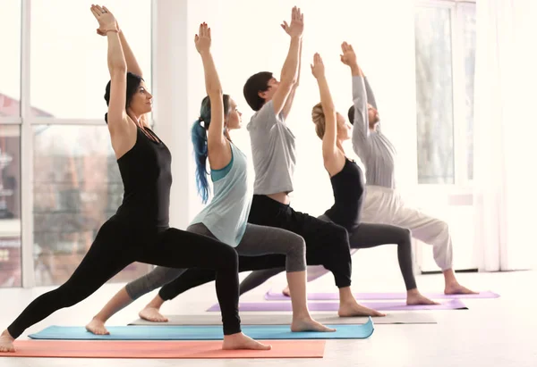Grupo de personas que practican yoga en interiores — Foto de Stock