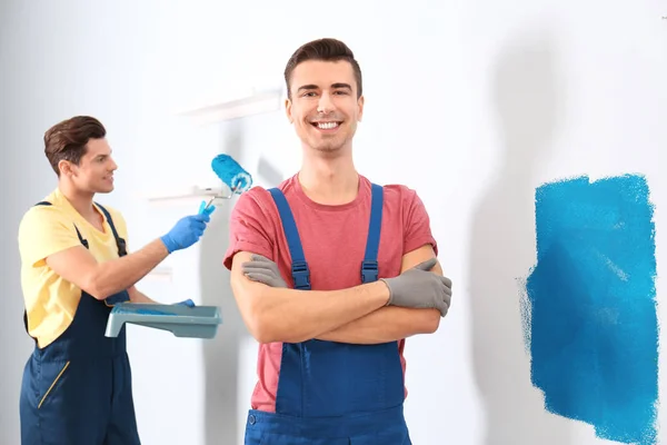 Decoradores profesionales en uniformes interiores — Foto de Stock