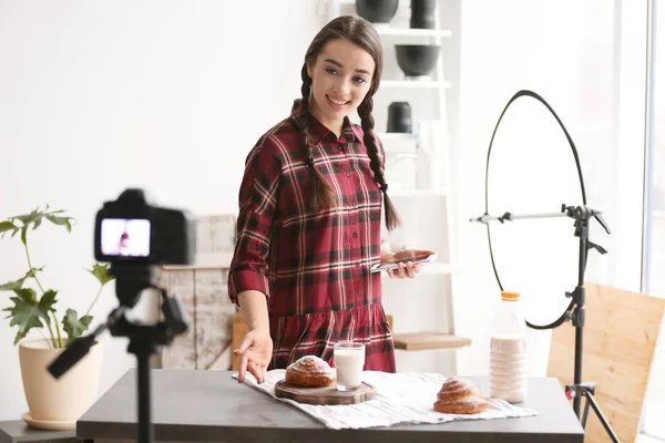 Jovem blogueiro de comida gravação de vídeo na câmera em estúdio — Fotografia de Stock