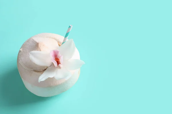 Bebida fresca de coco en nuez sobre fondo de color — Foto de Stock