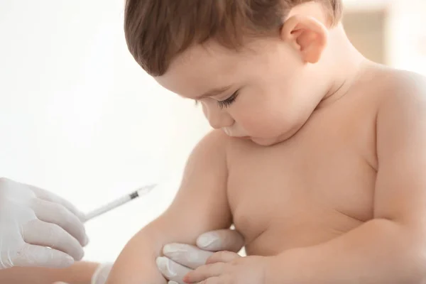 Врач вакцинирует ребенка в клинике — стоковое фото