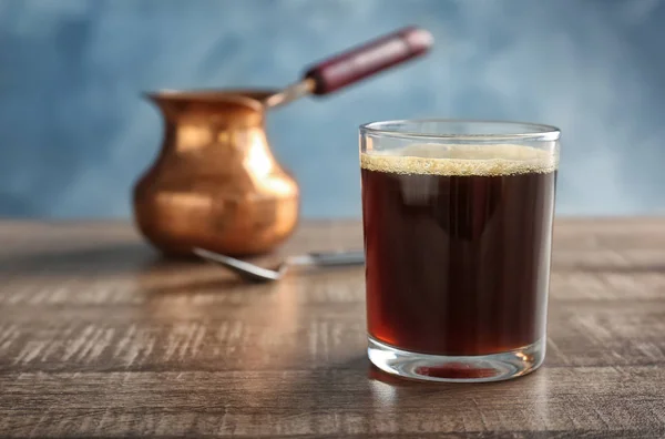 Vaso de café caliente aromático sobre mesa de madera —  Fotos de Stock