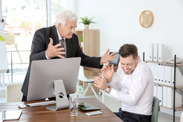 Empleados de oficina discutiendo en el trabajo —  Fotos de Stock