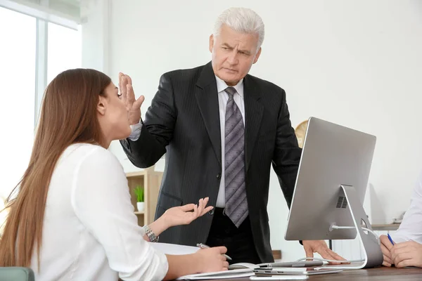 Empleados de oficina discutiendo en el trabajo — Foto de Stock