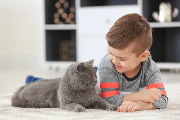 Criança bonito com gato em casa — Fotografia de Stock
