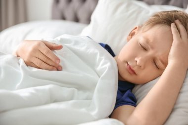 Ufaklık evde yatakta yatan süre baş ağrısı acı