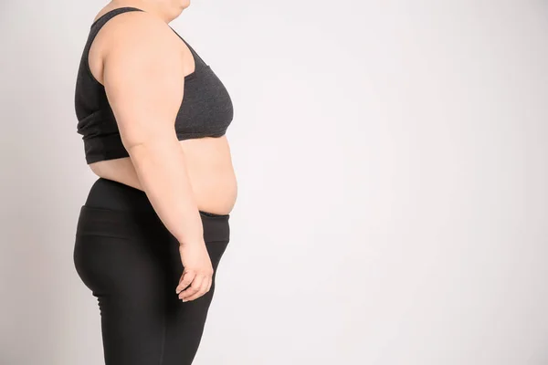 Overgewicht vrouw op lichte achtergrond — Stockfoto