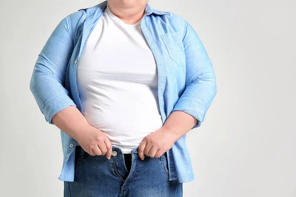 Избыточный вес женщины на светлом фоне — стоковое фото