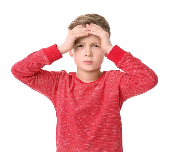 Liten pojke som lider av huvudvärk på vit bakgrund — Stockfoto