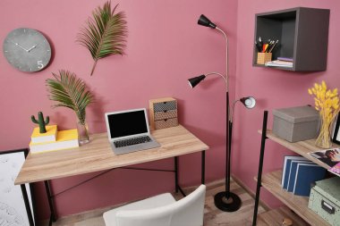 Modern şık odası iç tropikal yaprak ile