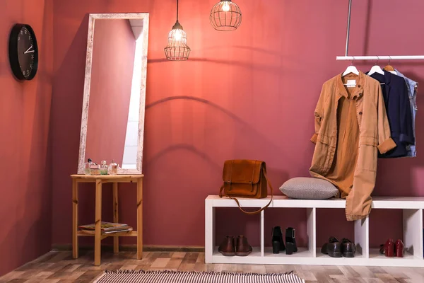 Korytarzu nowoczesne wnętrza z wiszące ubrania i buty w szafie rack — Zdjęcie stockowe