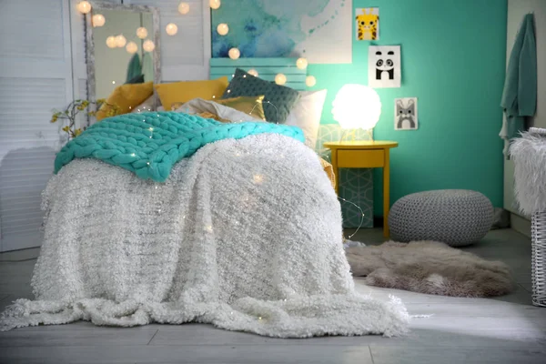편안한 침대와 아늑한 방 인테리어 — 스톡 사진