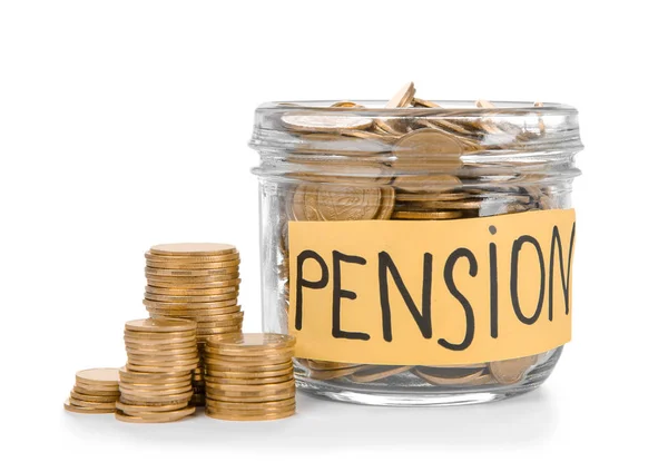 Glasburk med etikett ”Pension” och mynt på vit bakgrund — Stockfoto