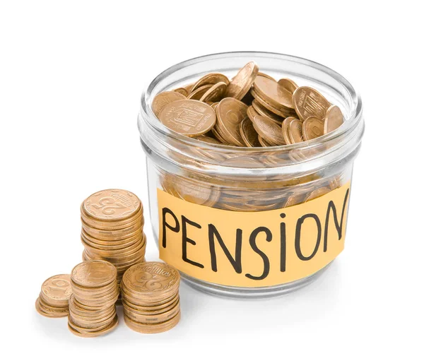 Glasburk med etikett ”Pension” och mynt på vit bakgrund — Stockfoto