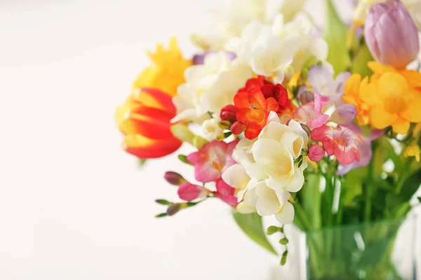 Красивий букет квітів фрезії на світлому фоні — стокове фото