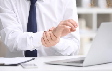 Genç adam ofiste bilek ağrı acı