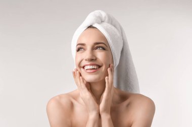 İpeksi cilt üzerinde açık renkli olan güzel kadın