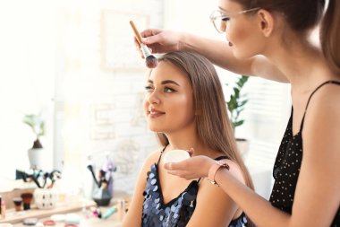 Güzel genç kadın Studio ile çalışma profesyonel makyaj sanatçısı