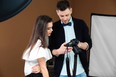 Güzel genç model Studio profesyonel fotoğrafçı ile