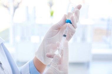 Şişe ve hastanede şırınga ile kadın doktor. Aşı günü