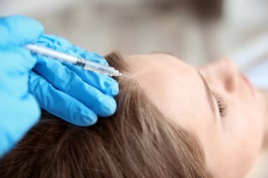 Genç kadın saç kaybı sorunu alıcı enjeksiyon Kliniği ile