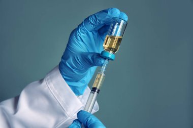 Doktor şırınga ve renk arka plan üzerinde aşılama için ilaç
