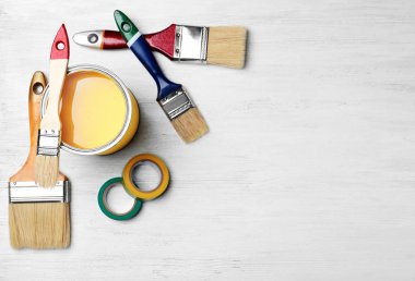 Dekoratör'ın Araçlar, düz ahşap arka plan üzerinde yatıyordu