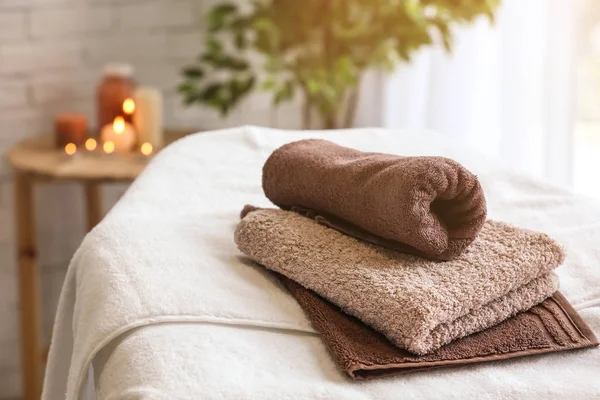 Handtücher auf Massagetisch im Wellness-Salon — Stockfoto