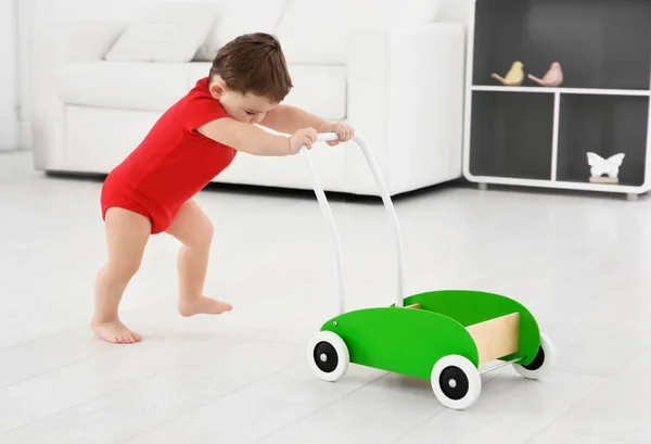 Lindo bebé jugando con juguete walker en casa — Foto de Stock