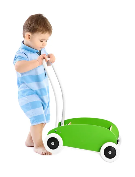 Lindo bebé jugando con caminante de juguete sobre fondo blanco — Foto de Stock