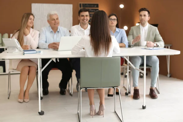 Comisión de Recursos Humanos que realiza entrevista de trabajo con el solicitante en el cargo —  Fotos de Stock