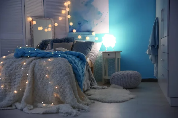 快適なベッドと居心地の良い室内 — ストック写真