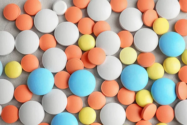 Diferentes pílulas em fundo claro — Fotografia de Stock