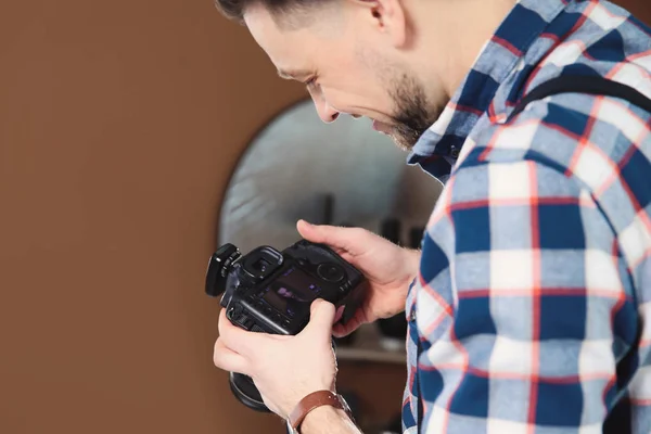 Professioneller Fotograf mit Kamera im Studio — Stockfoto