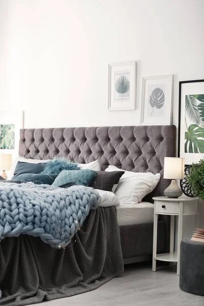 Modern oda iç rahat yatak — Stok fotoğraf