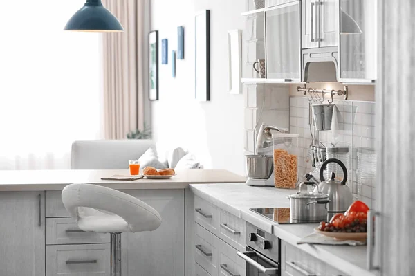 Intérieur de cuisine moderne dans un appartement lumineux — Photo