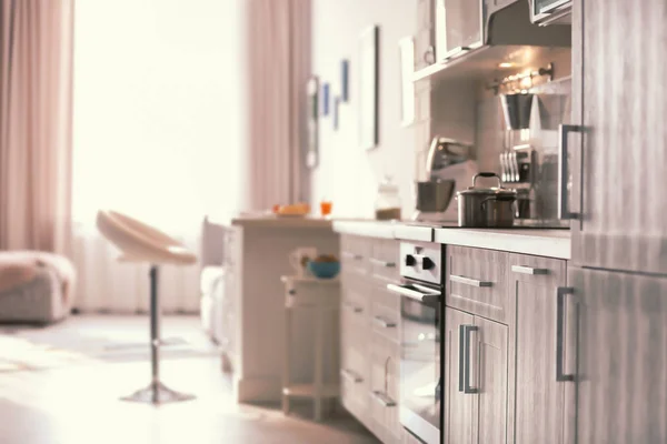 Interior de cozinha moderna em apartamento leve — Fotografia de Stock