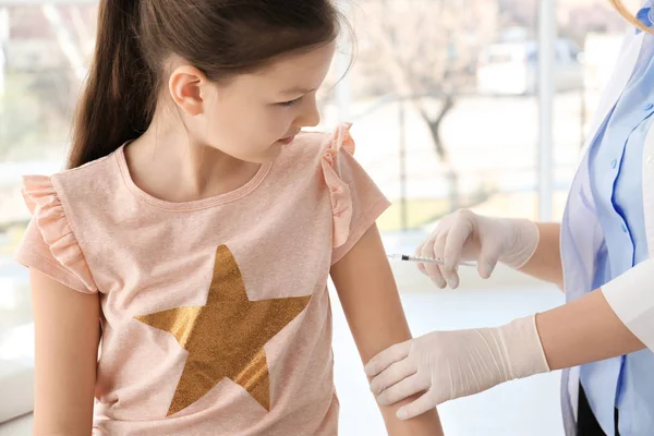 Dokter vaccineren meisje in het ziekenhuis — Stockfoto