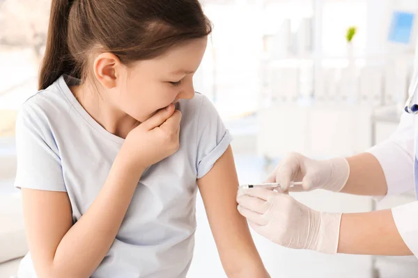 Arzt impft kleines Mädchen im Krankenhaus — Stockfoto