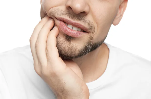 Młody człowiek cierpiący na ból zęba na białym tle — Zdjęcie stockowe