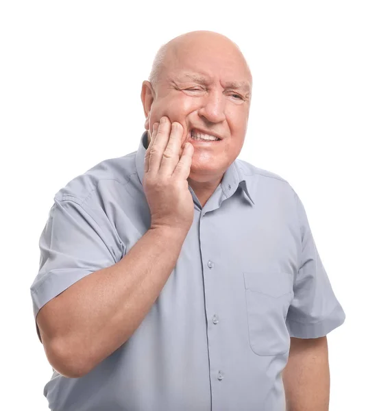 Senior man lijdt aan kiespijn op witte achtergrond. Blijvende pijn — Stockfoto