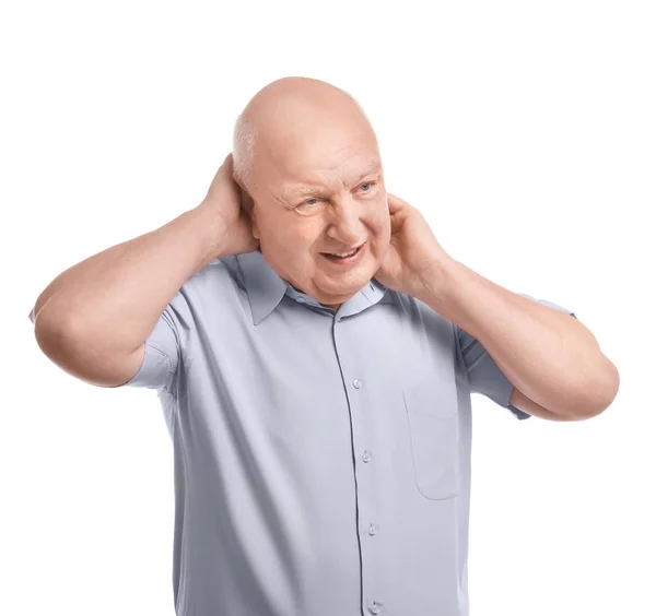 Hombre mayor que sufre de dolor de cabeza sobre fondo blanco. Dolor duradero — Foto de Stock