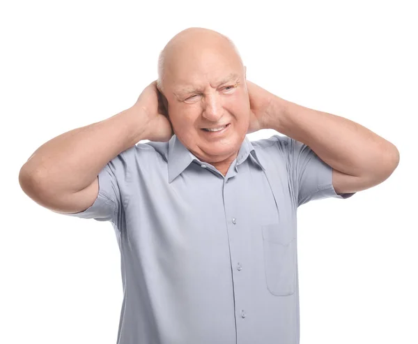 Hombre mayor que sufre de dolor en el cuello sobre fondo blanco —  Fotos de Stock