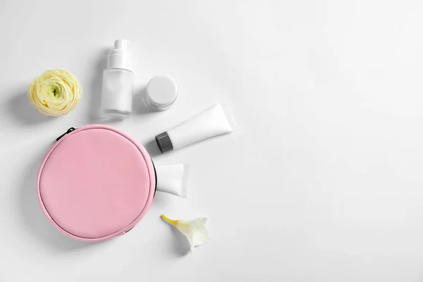 Composizione laica piatta con prodotti cosmetici su sfondo bianco — Foto Stock