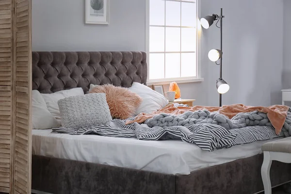 편안한 침대와 함께 세련 된 침실 인테리어 — 스톡 사진