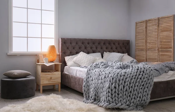 Stílusos szoba belső kényelmes ágy — Stock Fotó