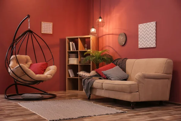 Interiér elegantní obývací pokoj s pohodlnou pohovku a křeslo swing — Stock fotografie